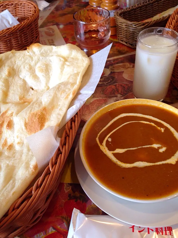 チキンカレー、ナン、ラッシー|みおさん