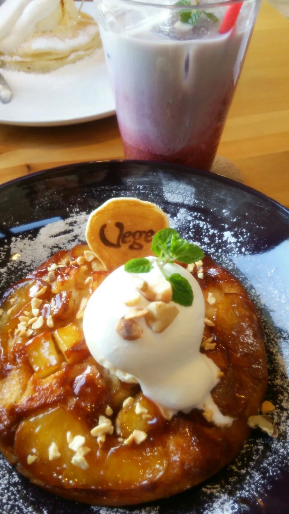 あたたか焼き林檎の鍋焼きパンケーキ&紫色のSOY Vegeドリンク@vege桑名店|まあるさん