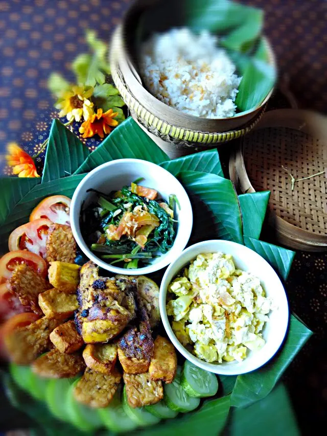 Snapdishの料理写真:Liwet Rice with Ayam goreng, tempe & tahu goreng, tumis tahu, lalap, tumis kangkung.. #loviekitchen #sundanese|Lifia Meiさん