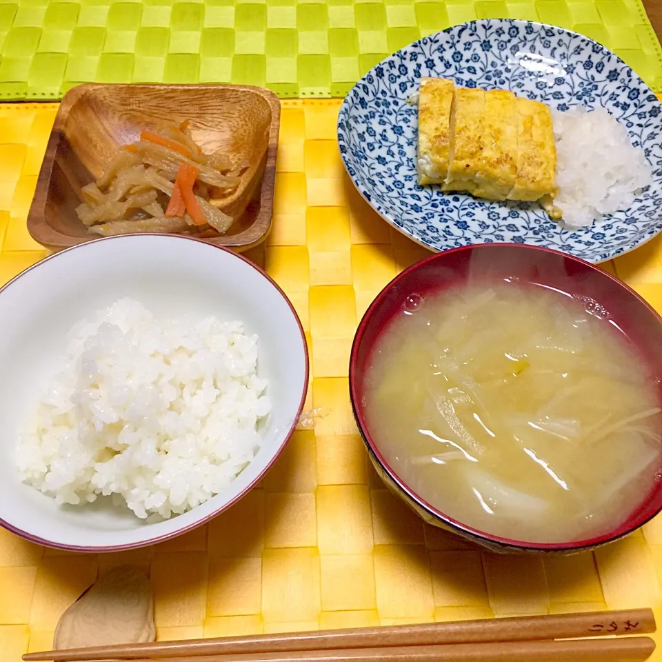 Snapdishの料理写真:切り干し大根の煮物、厚焼き玉子、玉ねぎと白菜のお味噌汁|舐め子さん