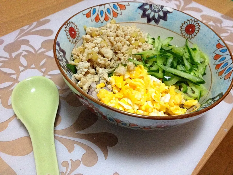 そぼろ三食丼！|sssakiさん