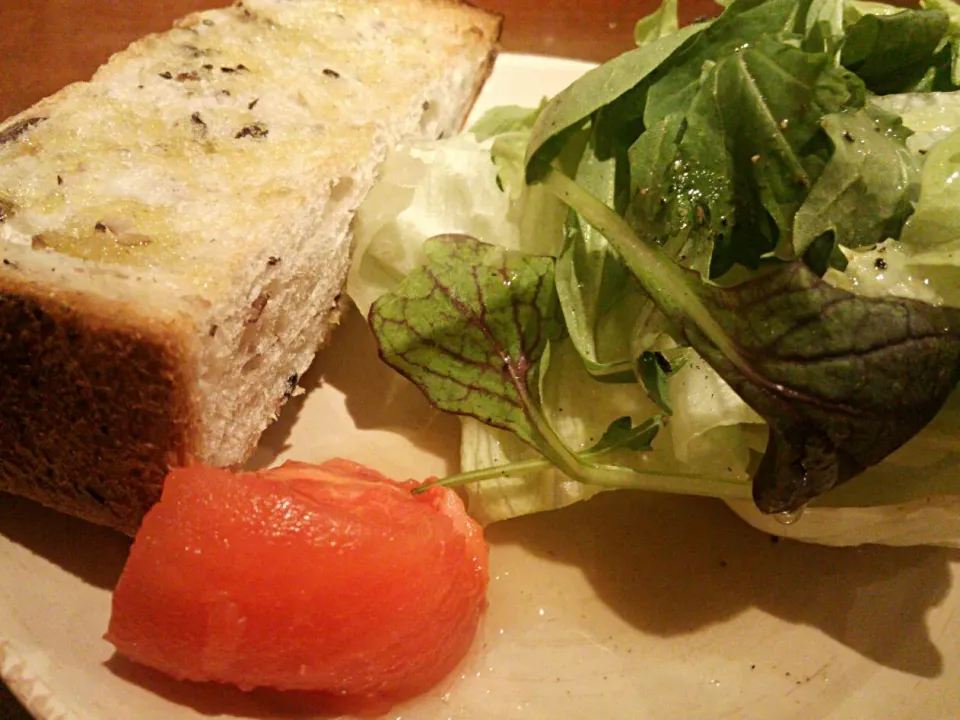 Simple toast with salad|Arisaさん