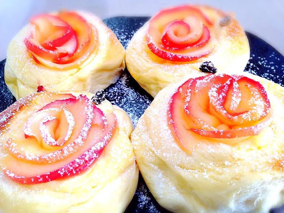 なおさんの料理 りんごのバラで♡りんごのカスタードパン|ともちゃんさん