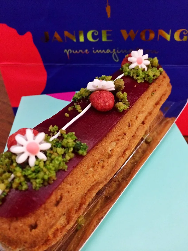 Raspberry and pistachio eclair|12Dragonさん