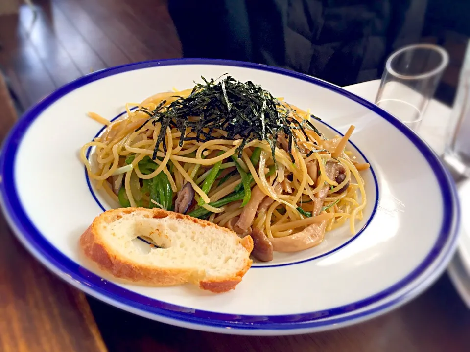 Snapdishの料理写真:ランチで食べた、きのこの和風パスタ。|ももみにゃん。さん