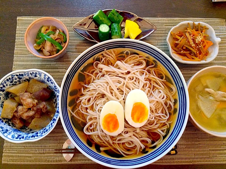 蕎麦   蒟蒻と大根と牛すじ煮込み   野菜と豚肉の塩麹炒め   ぬか漬け たくあん   きんぴらごぼう|NAKATAさん