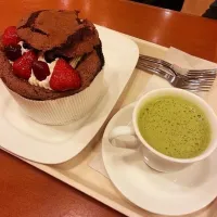 Snapdishの料理写真:Strawberry chocolate cake & green tea 🍵|K a s s i e 🐈さん