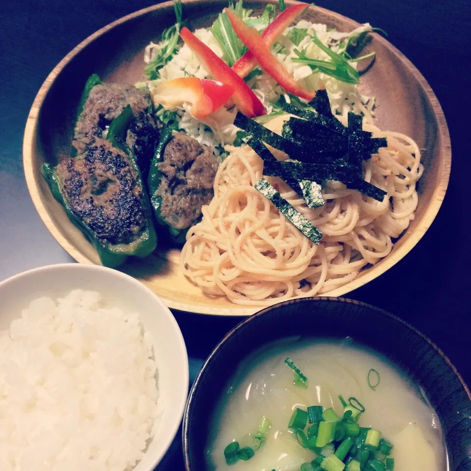 夜ご飯♡   ピーマンの肉詰め☺︎  明太子パスタ☺︎  生野菜サラダ☺︎  じゃがいもと玉ねぎのお味噌汁☺︎|Naaさん