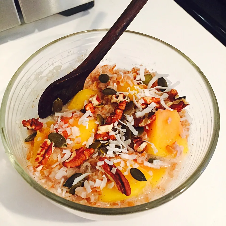 Bulgur porridge with peaches, pecans, pumpkin seeds and coconut and a drizzle of honey|victoria valerioさん