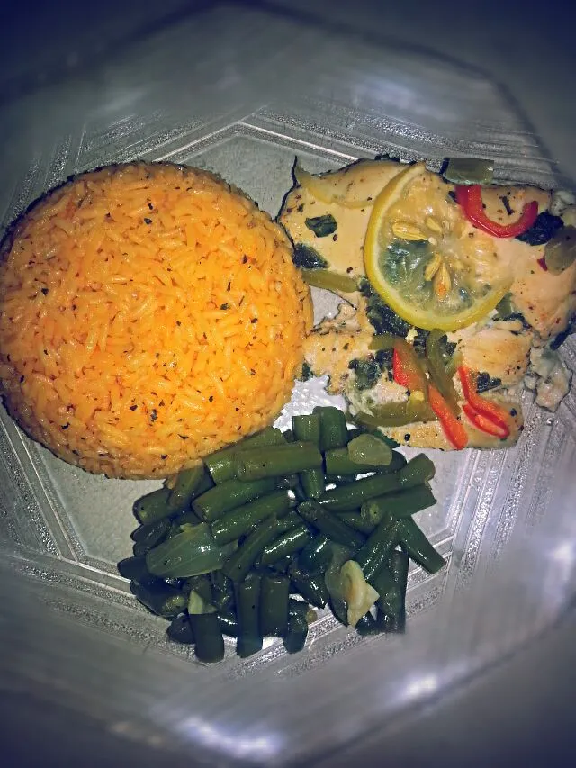 Baked boneless chicken breast (with kale, peppers, lemon), seasoned yellow rice, and green beans|Yokiさん