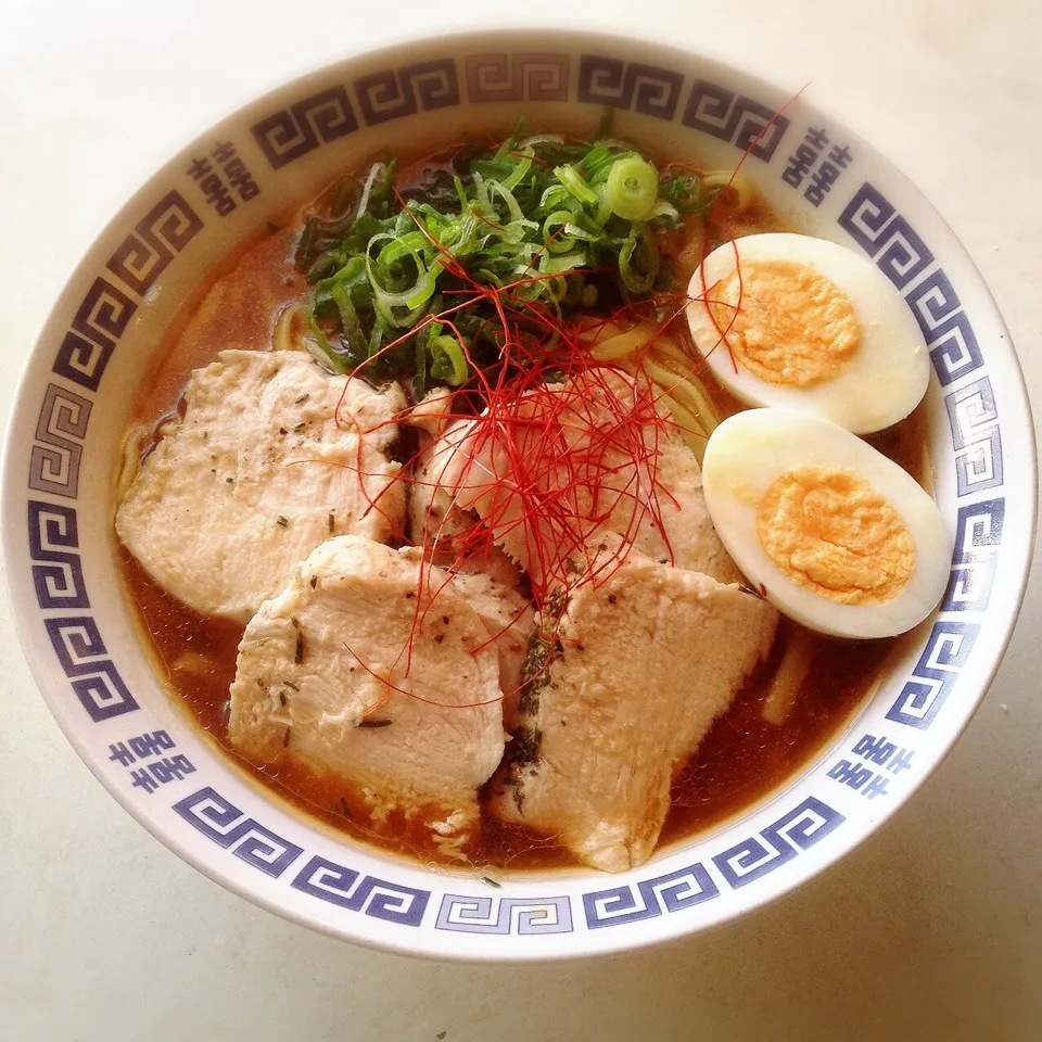 蒸し鶏と醤油ラーメン。|ヘイオークボさん