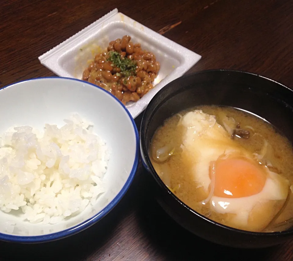 朝ごはん 納豆 味噌汁（半熟卵、舞茸、もやし、昆布）、白飯|ぽんたさん