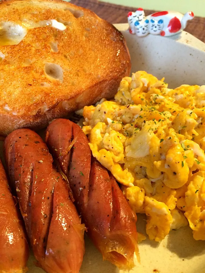 Busy day breakfast!! Turkey sausage and scrambled eggs|Nigel Nakadaさん