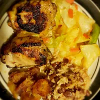 Snapdishの料理写真:jerk chicken with cabbage carrots rice n plantains|Nikka Justwannabehappyさん