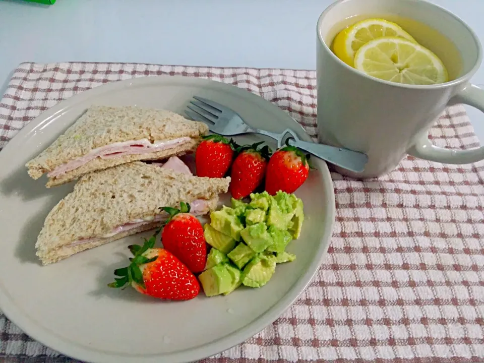 Happy Breakfast 👉 Happy Day😘   Thurs 29.1.15 💋👅
Ham Mayo Sandwich 🍀 Avocados 🍀 Strawberries🍓 Hot 🍋💧|🌷lynnlicious🌷さん