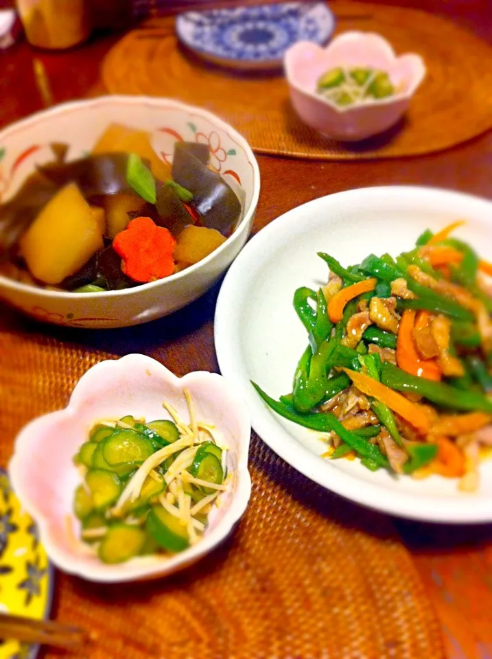 ダイコンとこんぶの煮物、青椒肉絲、キュウリとエノキの酢の物の夕食。ご飯は無し。|板坂智夫さん