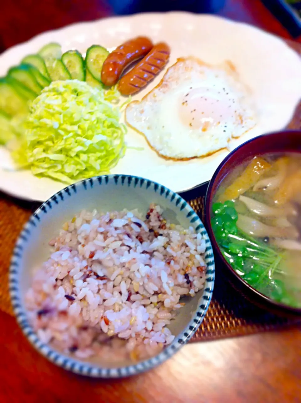 目玉焼きとシメジとカイワレの味噌汁で朝ご飯。漬物と納豆付き。|板坂智夫さん