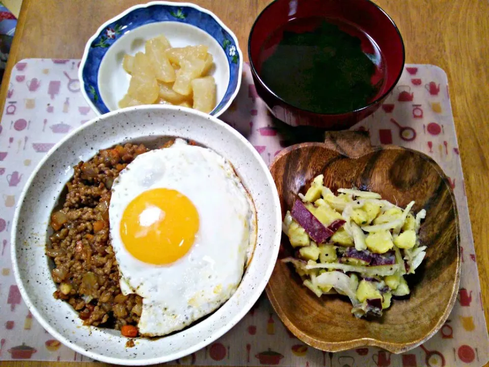 １月２６日 タコライス丼 さつまいもと玉ねぎのサラダ 大根グラッセ わかめスープ|いもこ。さん