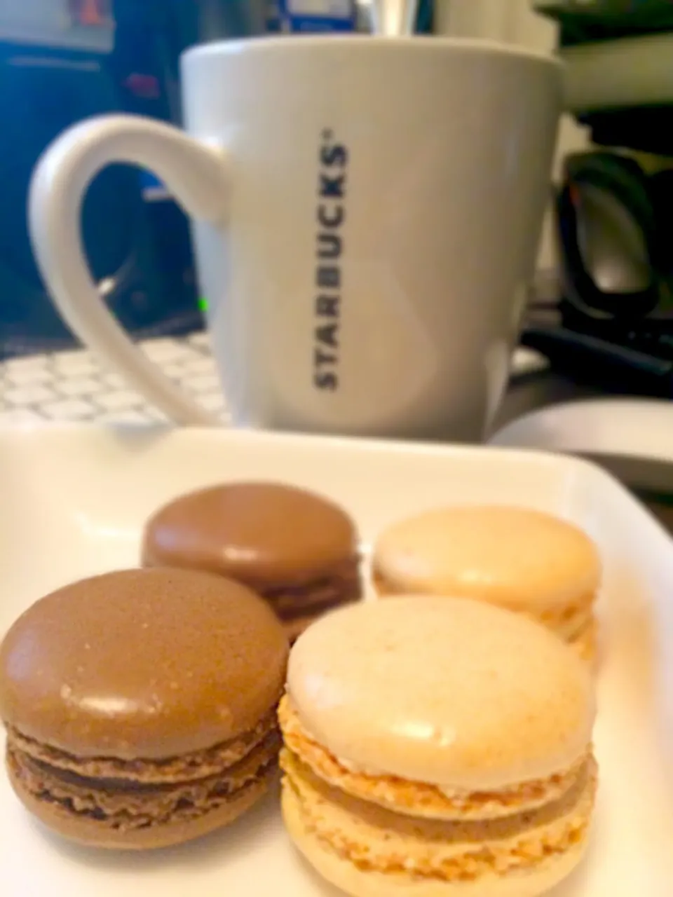 Macarons and tea|shykneehighkneeさん