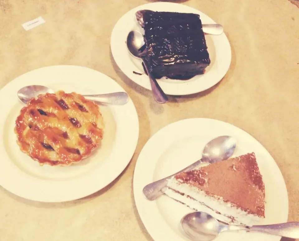 Apple pie, Mud cake and Tirramisu @Ama Cafe|sera wangdiさん