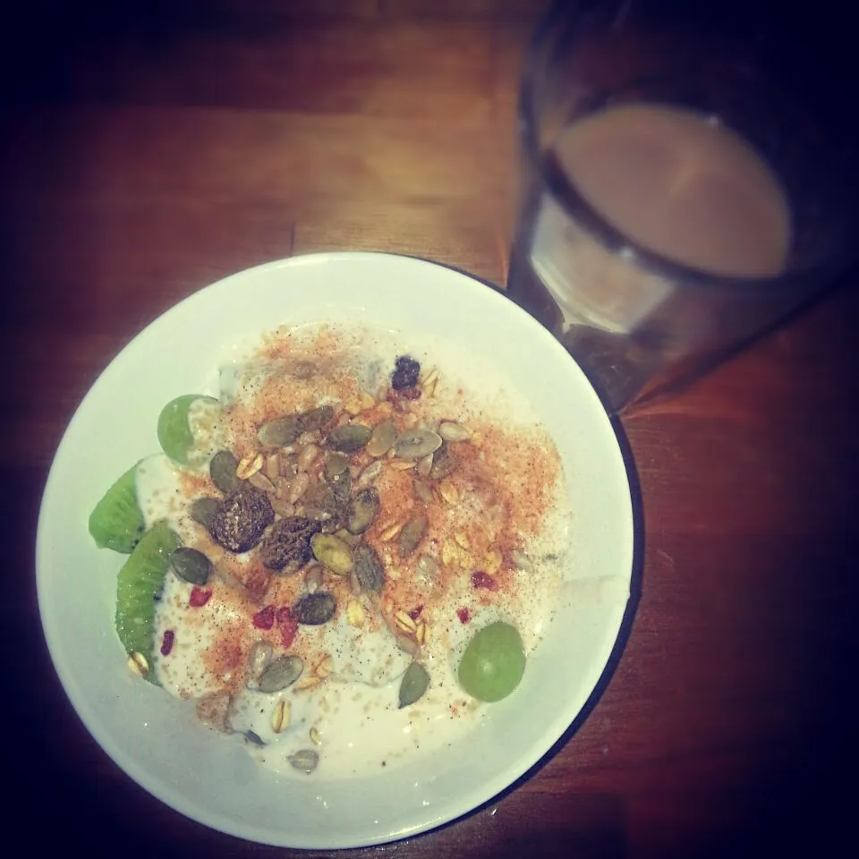 Healthy Breakfast with fruits, yogurt, topping and a sprinkel of cinnamon. #Stay #Healthy|Sandra Coppellottiさん