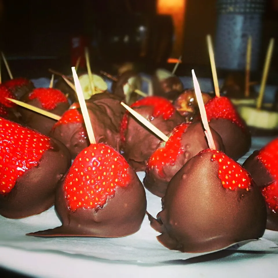 Chocolatecovered strawberries never gets old. #Chocolate  #strawberries|Sandra Coppellottiさん