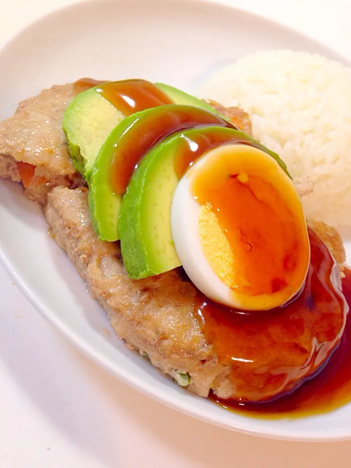 ふぅちゃんさんの料理 照り焼きハンバーグ〜アボカドわさびマヨのせ|みーちゃんさん