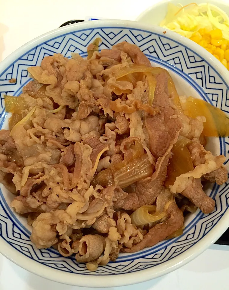 牛丼あたまの大盛 つゆだく  サラダセット|るみおんさん