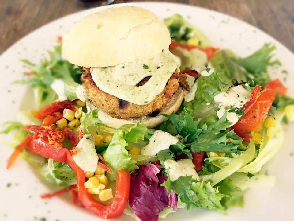 Vegetarian Quinoa Burger with basil pesto and sweet corn, sundried tomatoes and marinated red pepper salad|Sergio Lacuevaさん