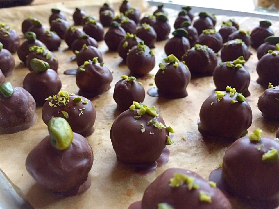 Chocolate pistachio truffles|CatzeMDさん