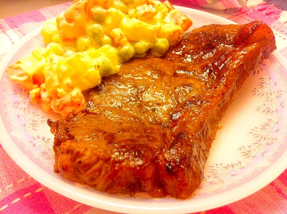 Striploin steak and Russian salad|Jorge Bernal Márquezさん