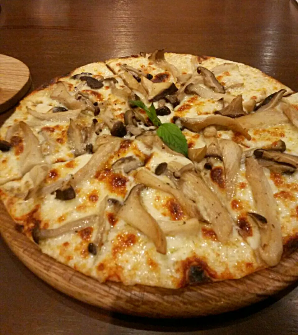 Mixed mushroom with Black truffle cream Pizza #Yummy #onthetable|Jeab Lertさん