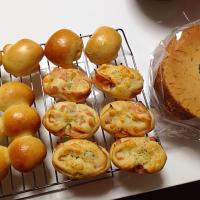 バナナシフォンケーキ、ハムチーズロール、甘納豆パン、ちぎりパン。