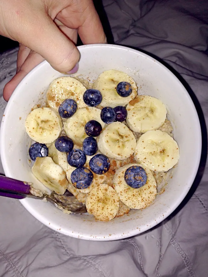 Snapdishの料理写真:Banana, Cinnamon and Blueberry Porridge.|jem lambertさん