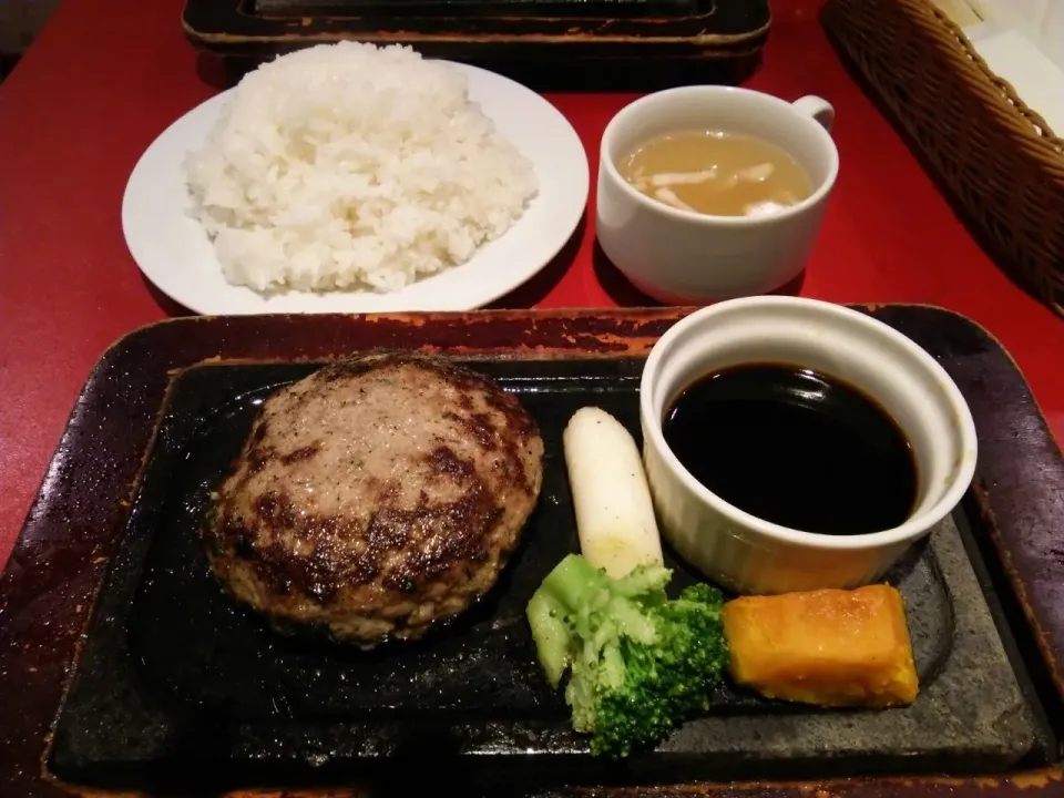 溶岩石で焼く大人のハンバーグのハンバーグランチ。|東京ライオンズさん