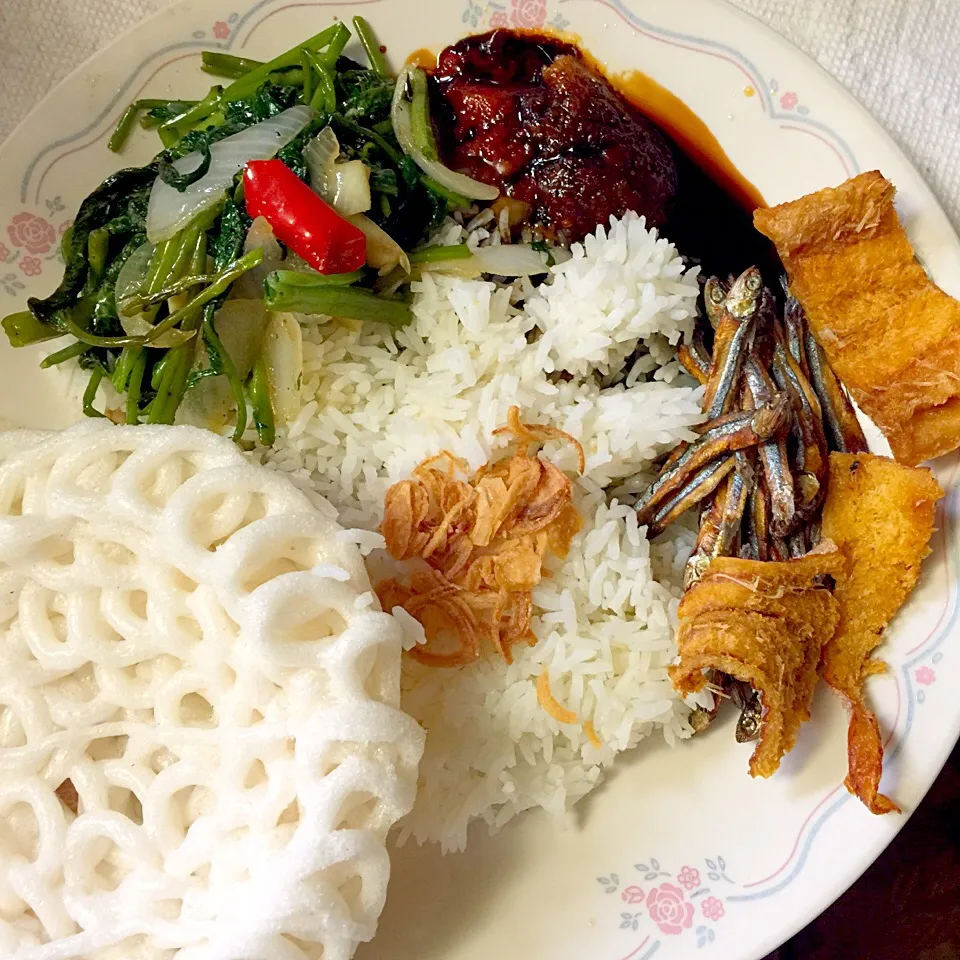 Indonesian traditional dish, Tumis Kangkung (Sauté water spinach); sambal  kecap homemade hot sauce; Teri Ikan asin (Salted anchovy and fish) on the bed of warm|rie simsさん