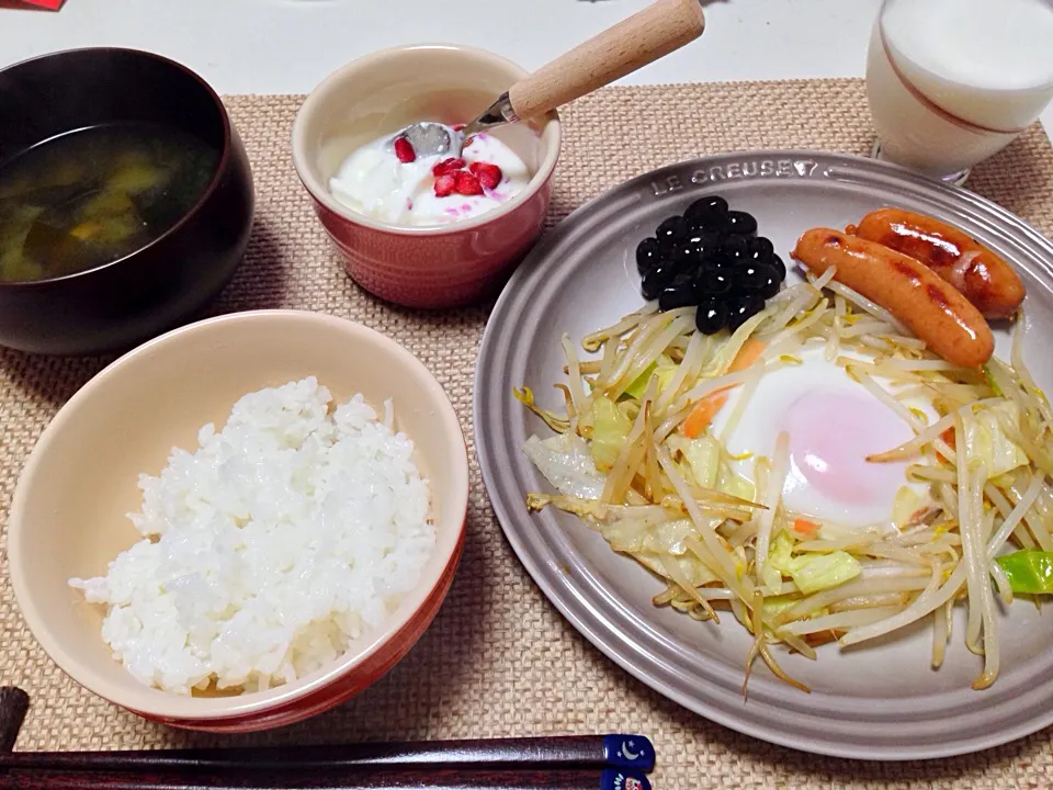 野菜炒めの巣篭もり卵 黒豆 ウインナー 味噌汁|にゃろめさん