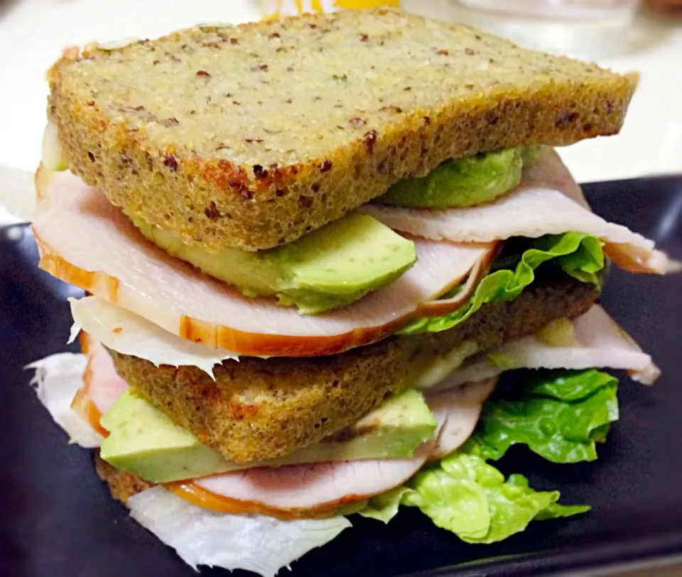 Sandwich 'stacko' - lettuce, turkey breast, avocado on quinoa-millet toast|coxiella24さん