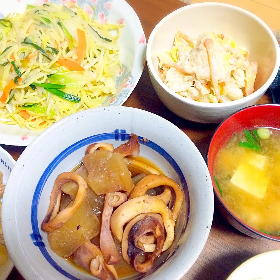 Snapdishの料理写真:イカ大根✡塩焼きそば✡白菜サラダ✡味噌汁|MIUさん