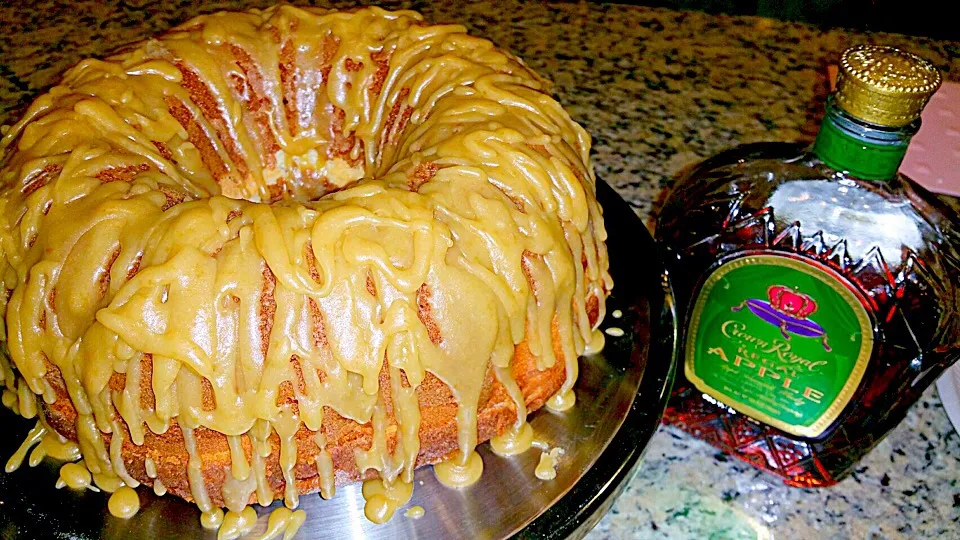 Snapdishの料理写真:Crown Apple Bundt cake|Nikki Byrdさん