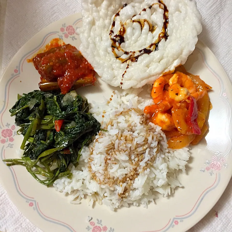 Indonesian traditional dish, Tumis Kangkung (Sauté water spinach) ; Sweet and Sour Pineapple Shrimps, Spicy Eggplants on the bed of warm jasmine white rice and |rie simsさん