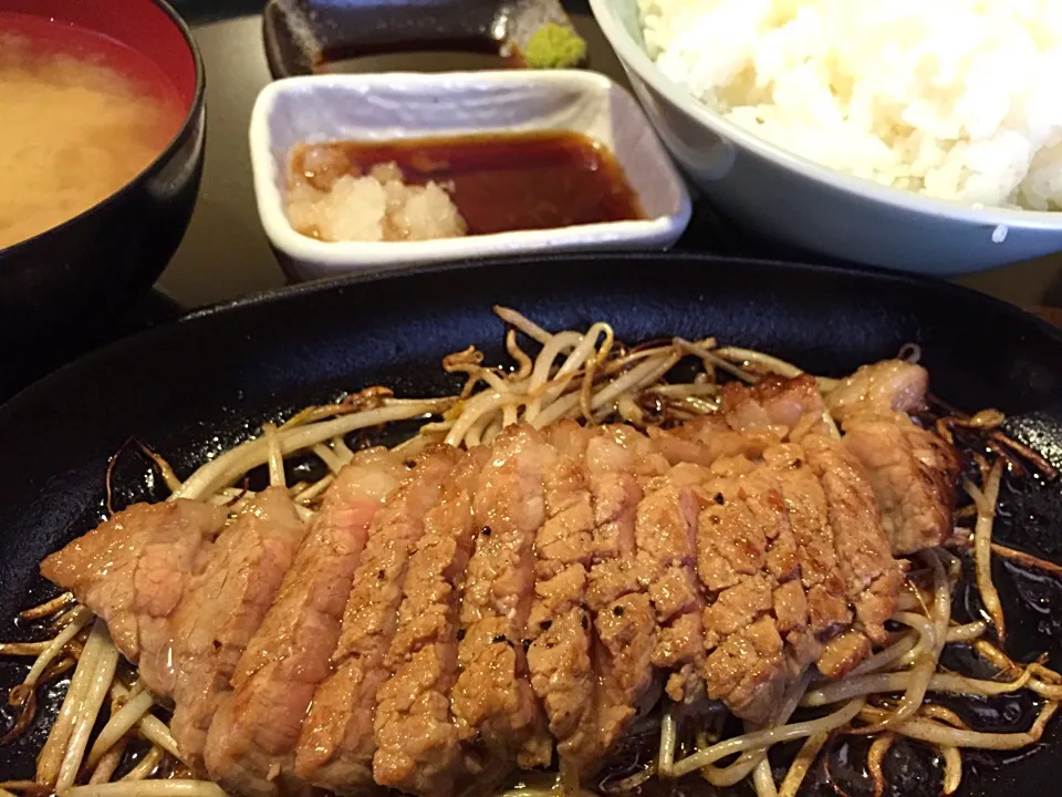 ワンコインステーキ定食じゃけん|たぁちさん