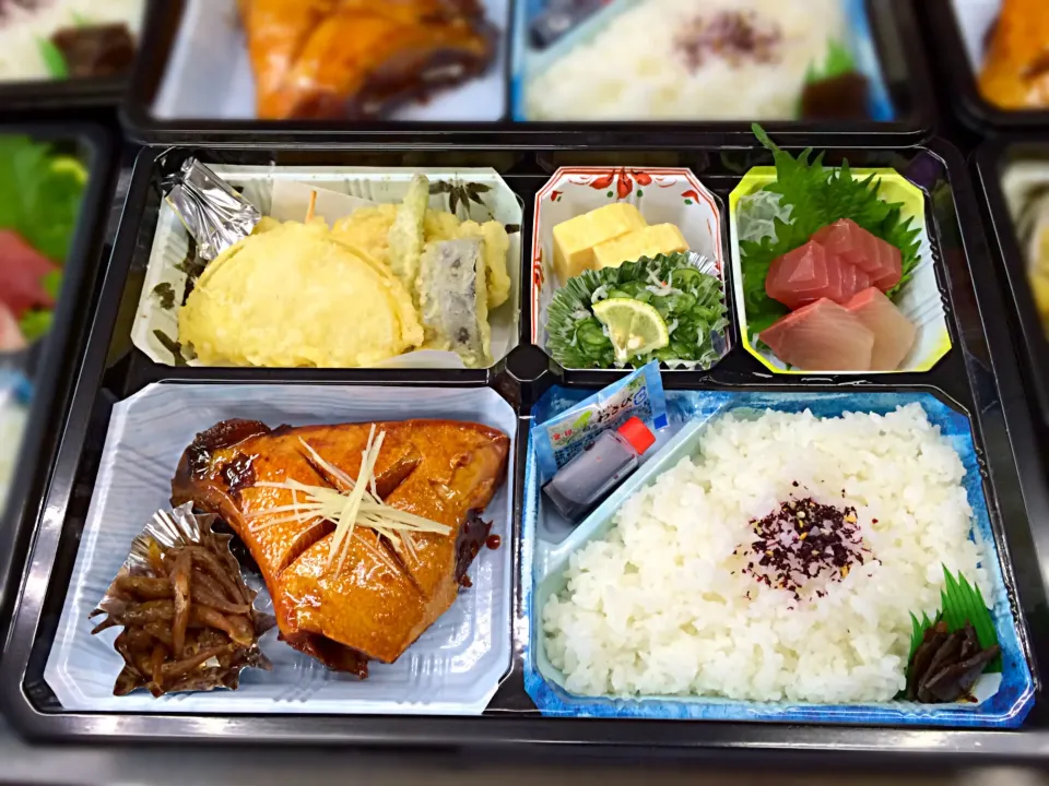 Snapdishの料理写真:仕出し弁当(粕汁付で1000円)|まさひろさん