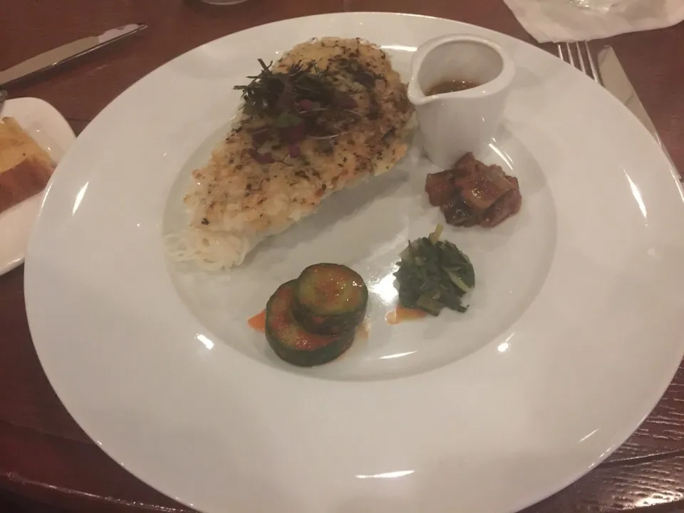 Snapdishの料理写真:ハワイのMWレストランのオパカパカと言うお魚のお料理‥‥パン粉焼きの下にそうめんがありました〜〜(*^^*)|Kumiko  Isamiさん