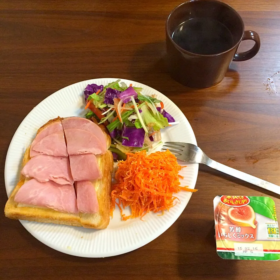 お昼ごはん。ハムチーズトースト。にんじんと明太子のしりしり。サラダとダノンビオ。|yukko7740さん