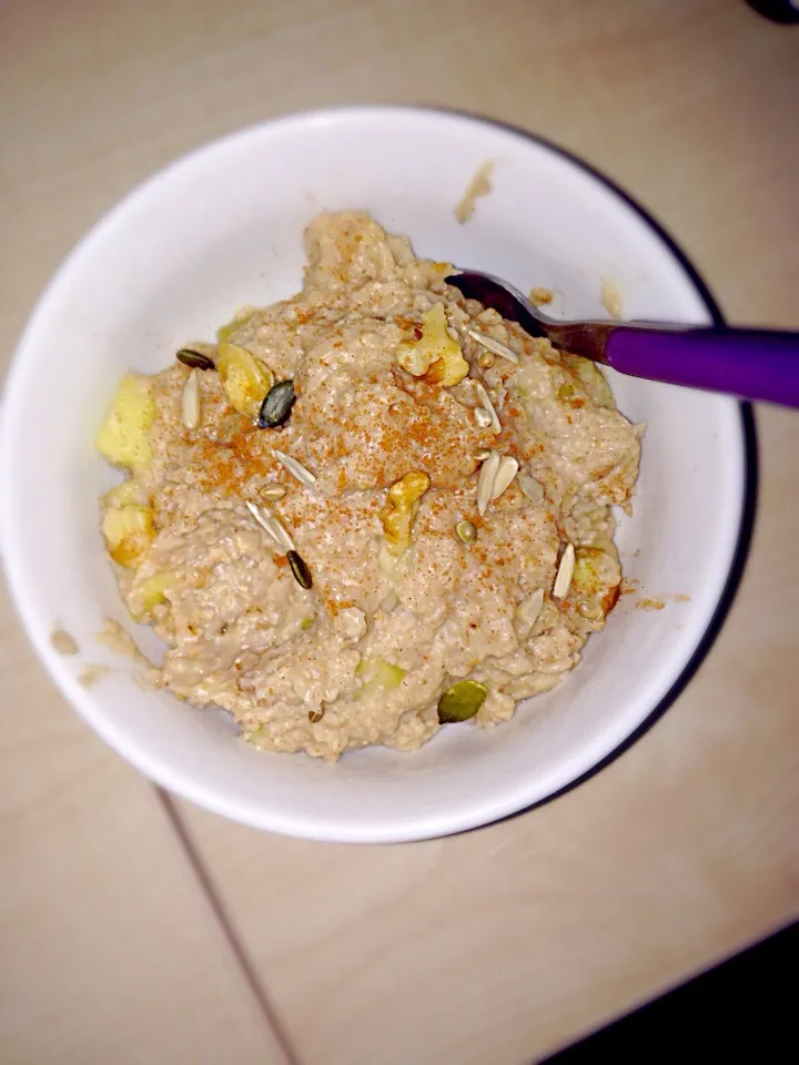 Banana, apple, cinnamon and hazelnut porridge, topped with a selection of seeds|jem lambertさん