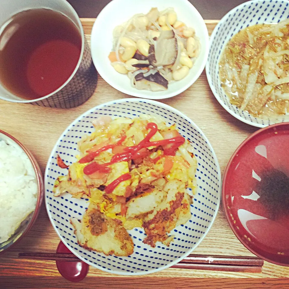 Snapdishの料理写真:オムレツ、大豆の煮物、大根とめかぶの和え物|けむまきさん