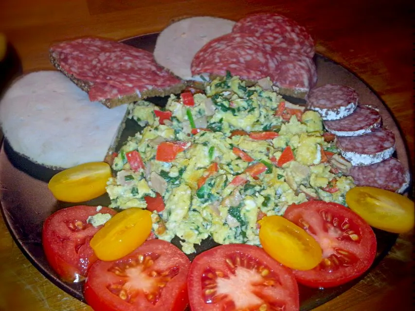 Scambled eggs with spinach, red pepper and sliced ham, is my fav. This combo is made for my husband.I normally eat it with crispbread. yum!|Sandra Coppellottiさん