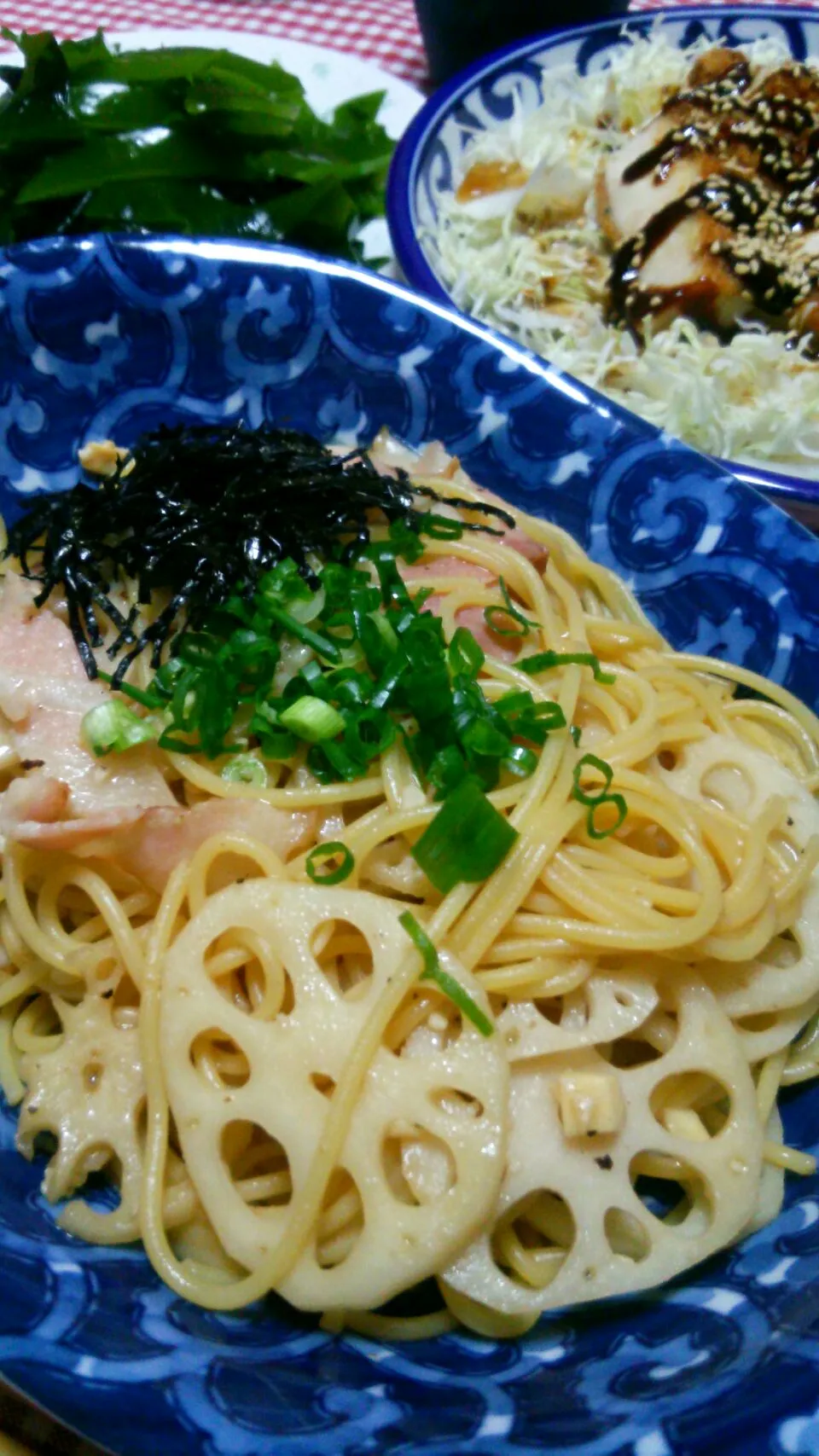 蓮根とベーコンの和風パスタ(青ねぎ･刻み海苔･にんにく)、味噌チキンかつ(鶏もも肉)、千切りきゃべつ、新物わかめ|まあるさん