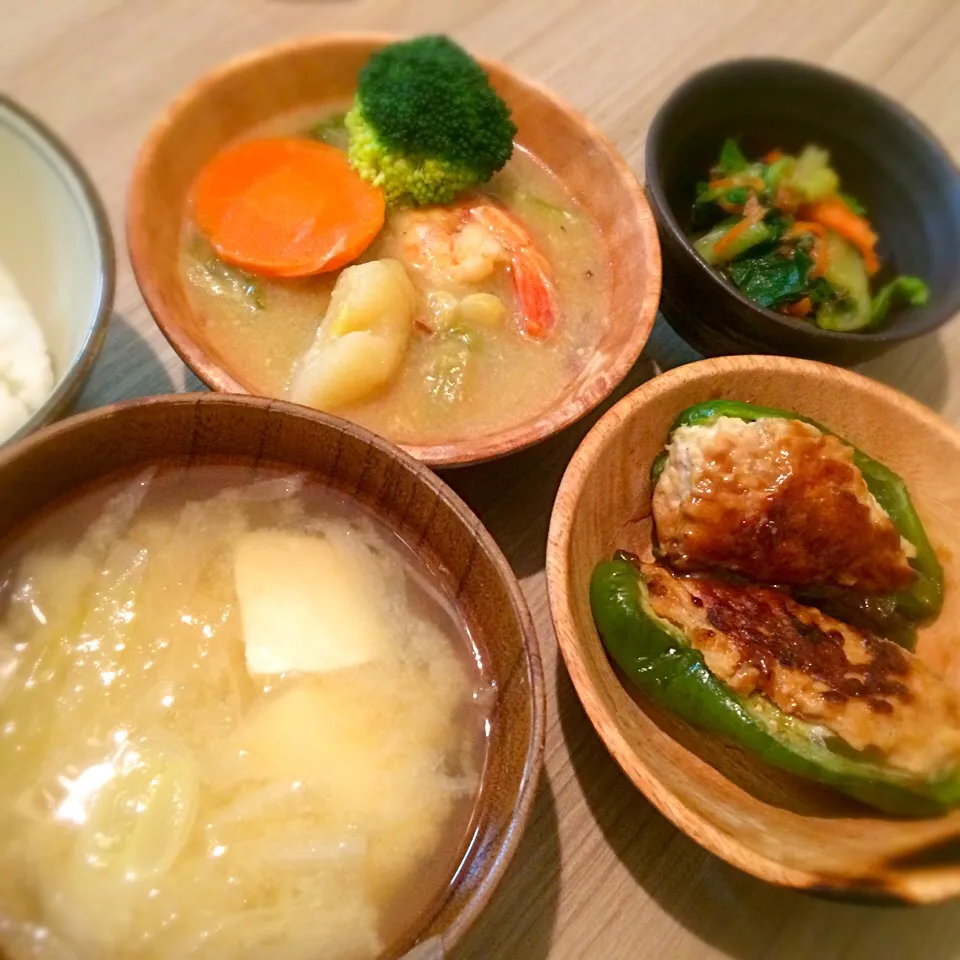 Snapdishの料理写真:帆立とお野菜の味噌クリーム煮、ピーマンのひき肉豆腐詰甘辛タレ、白菜と青梗菜のお浸し、お味噌汁|きむらゆりかさん